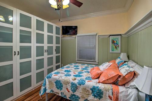 um quarto com uma cama com almofadas em Luxe Home with Backyard Paradise, 1 Mi to Beach! em Delray Beach