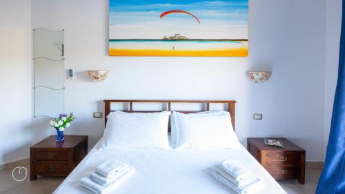 ein Schlafzimmer mit einem Bett und einem Wandgemälde in der Unterkunft Il Castello di Modolo in Modolo