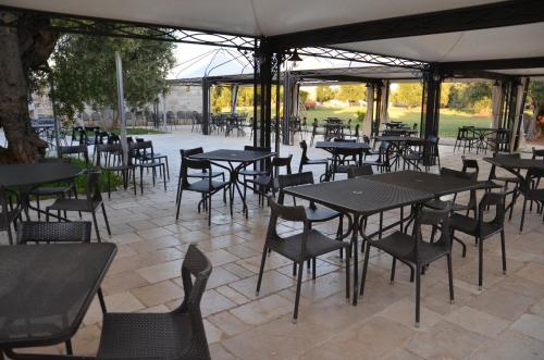 un gruppo di tavoli e sedie in un patio di Agriturismo Tenuta Chianchizza a Monopoli