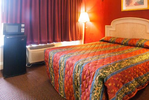 Ένα ή περισσότερα κρεβάτια σε δωμάτιο στο Scottish Inn Downtown Jacksonville