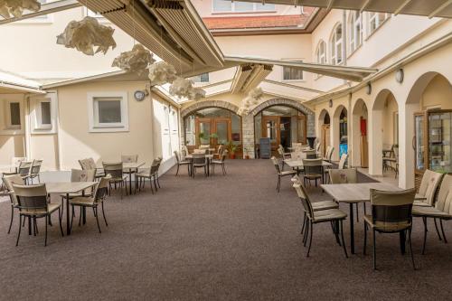 pusta jadalnia ze stołami i krzesłami w obiekcie Heritage Hotel Frankopan w mieście Ogulin