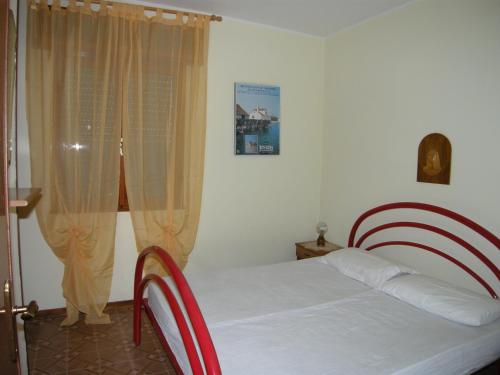 a bedroom with a bed and a window at Villa Milviana appartamento in Rosolina Mare