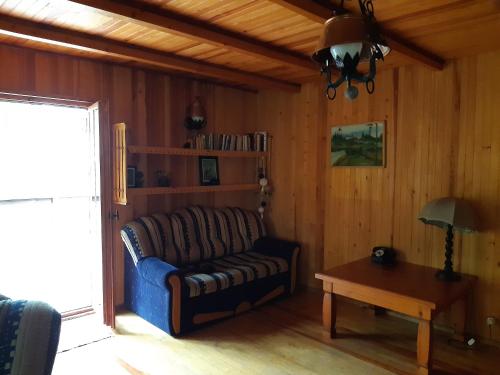 Dom na Skraju Lasu في Stoczek Łukowski: غرفة معيشة مع أريكة وطاولة