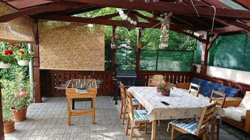 Vonkajšia záhrada v ubytovaní Liliána Vendégház