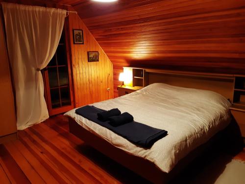 - une chambre avec un lit et 2 peignoirs dans l'établissement Dom na Skraju Lasu, à Stoczek Łukowski