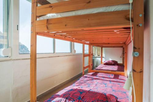 Ce dortoir comprend 2 lits superposés et une fenêtre. dans l'établissement Casa na praia - All family near the sea, à Sesimbra