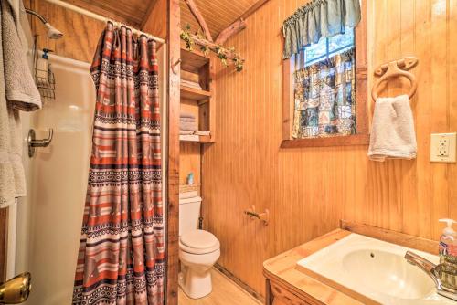 Ένα μπάνιο στο Cozy Davis Cabin with Deck - Nestled by Honey Creek!