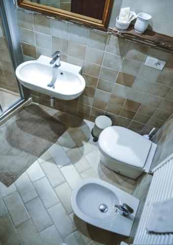 a bathroom with a toilet and a sink at Villa Schinoppi in Amandola