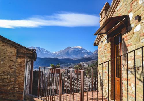 a balcony of a house with mountains in the background at Villa Schinoppi in Amandola