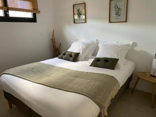 Postel nebo postele na pokoji v ubytování le pool house