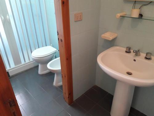 ガリポリにあるBilocale al mare Baia Verdeのバスルーム(洗面台、トイレ付)