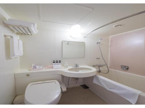 un piccolo bagno con servizi igienici e lavandino di Hotel Shin Osaka / Vacation STAY 81527 ad Osaka