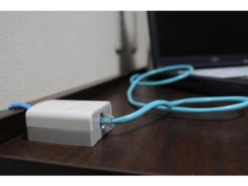un dispositivo blanco con un cordón azul sentado en un escritorio en Hotel Shin Osaka / Vacation STAY 81528, en Osaka