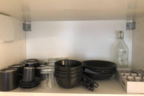 une cuisine avec des casseroles et des poêles sur un comptoir dans l'établissement joli 2 pieces en centre ville , gare à 50 mètres, à Grenoble