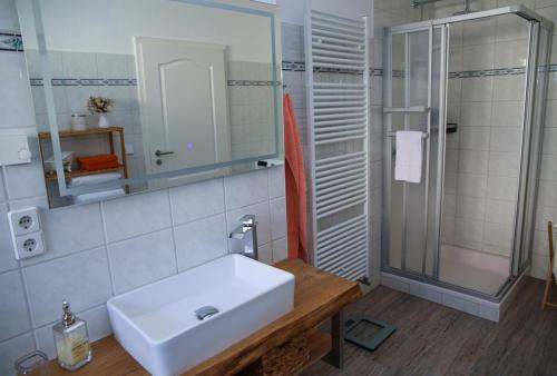 y baño con lavabo blanco y ducha. en Ferienwohnung Julia, en Kurort Gohrisch