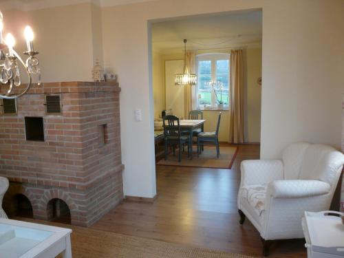 uma sala de estar com uma lareira de tijolos e uma sala de jantar em Haus mit Aussicht em Horn-Bad Meinberg