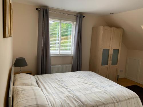 1 dormitorio con cama y ventana en Crayford's Guest House, en Aberdeen