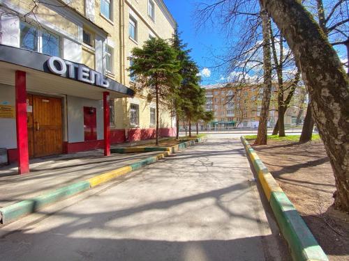 モスクワにあるHotel Strominkaの建物前空き道