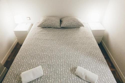 מיטה או מיטות בחדר ב-GROS ZURRIOLA BEACH WIFI TERRACE PARKING 20E night