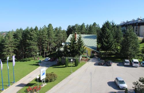 eine Luftansicht eines Parkplatzes mit einem Gebäude in der Unterkunft Hotel President garni in Zlatibor
