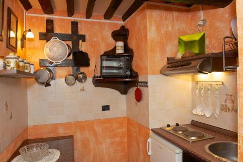 a kitchen with a sink and a microwave at Agriturismo La Conte in Lucca