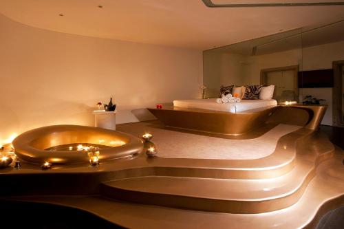 Habitación de lujo con bañera y cama en Absoluto Design Hotel, en Viana do Castelo