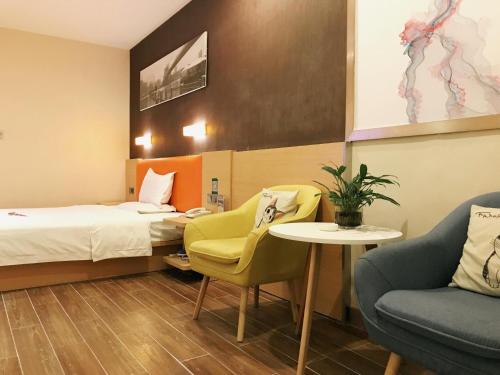 Habitación de hotel con cama, mesa y sillas en 7Days Premium Nanjing Xinjiekou Subway Station en Nanjing