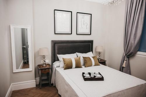 1 dormitorio con 1 cama grande con 2 velas en Apartamento Naiala, en Bilbao