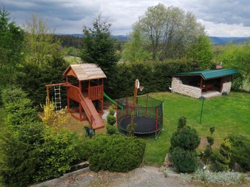 een tuin met een speeltuin bij W zieleni in Polanica-Zdrój