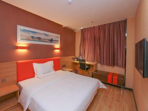 7 Days Premium Linfen Pingyang South Street Branch tesisinde bir odada yatak veya yataklar