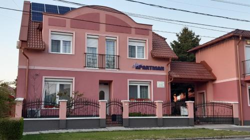 Το κτήριο όπου στεγάζεται  το διαμέρισμα