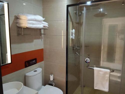 a bathroom with a shower with a toilet and a sink at 7Days Premium Zhangjiakou Xuanhua Bell Tower High Speed Railway Station Branch in Zhangjiakou