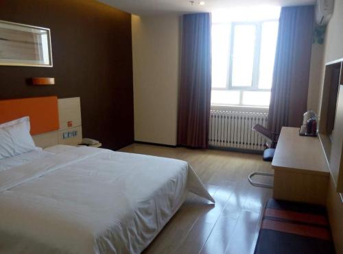 Posteľ alebo postele v izbe v ubytovaní 7Days Premium Zhangjiakou Xuanhua Bell Tower High Speed Railway Station Branch