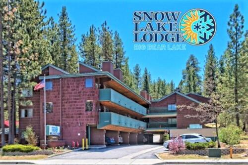 a resort building with a sign that reads snow lake lodge at Snow Lake Lodge in Big Bear Lake
