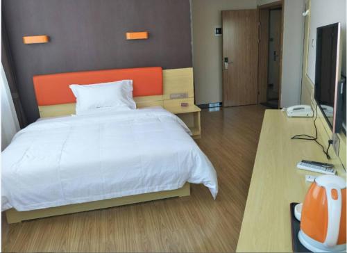 Un pat sau paturi într-o cameră la 7Days Premium Guyuan Beijing Road Branch