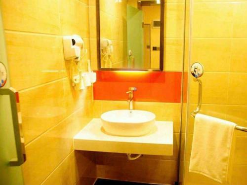 uma casa de banho com um lavatório e um espelho em 7Days Premium Jinan Shanghe Yujing City Branch em Shang-ho-hsien