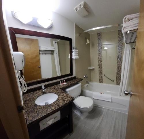 Ett badrum på Vancouver BC Airport Hotel