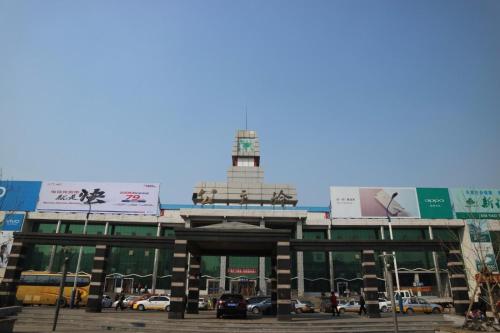 un edificio con una torre de reloj encima en 7Days Premium Gongzhuling Railway Station Branch, en Siping