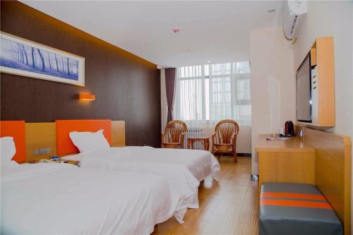 Habitación de hotel con cama, mesa y sillas en 7Days Premium Shijiazhuang East Railway Station Shenghe Square Branch, en Shijiazhuang