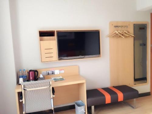 TV a/nebo společenská místnost v ubytování 7Days Premium Chongqing Yunyang Chengzhong Commercial Street Branch