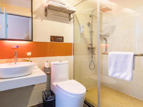 Ένα μπάνιο στο 7Days Premium Linyi Mengyin Mengshan Road Branch