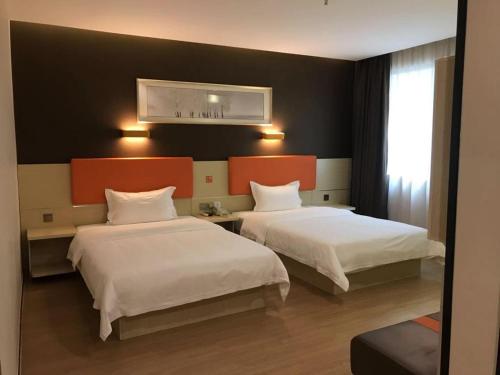7 Days PremiumQingyuan Yinzhan Hot Springs [High-end Budget Hotel] tesisinde bir odada yatak veya yataklar