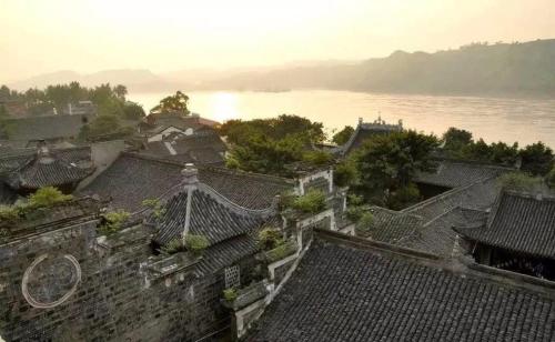 z góry widok na dachy budynków i rzekę w obiekcie 7Days Premium Yibin Riverside Branch w Yibin