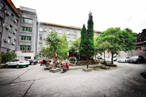 eine Gruppe von Bäumen und Bänken auf einem Parkplatz in der Unterkunft 7Days Premium Chongqing Tongliang District Government Pedestrian Street Branch in T'ung-liang-hsien