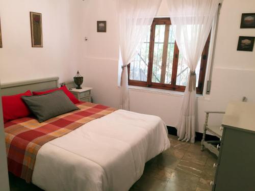 a bedroom with a bed and a window at Casa Rural Molera in Elda