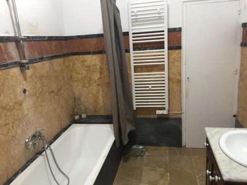 a bathroom with a bath tub and a sink at Casa Rural Molera in Elda