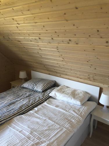 Giường trong phòng chung tại Dom wakacyjny Biały Domek