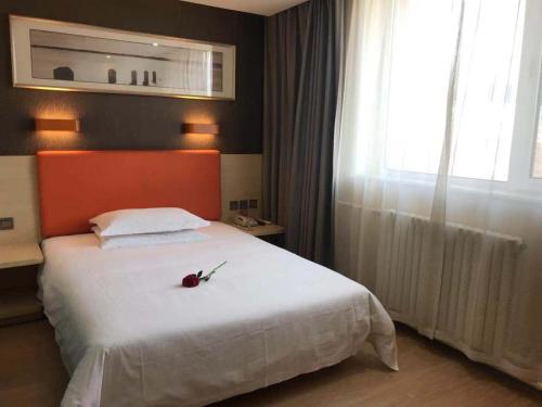 Postel nebo postele na pokoji v ubytování 7Days Premium Baoding Qingyuan Jianshe North Road Branch
