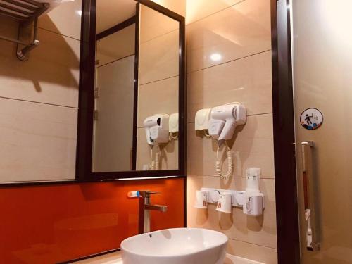 y baño con lavabo y espejo. en 7Days Premium Baoding Qingyuan Jianshe North Road Branch, en Baoding