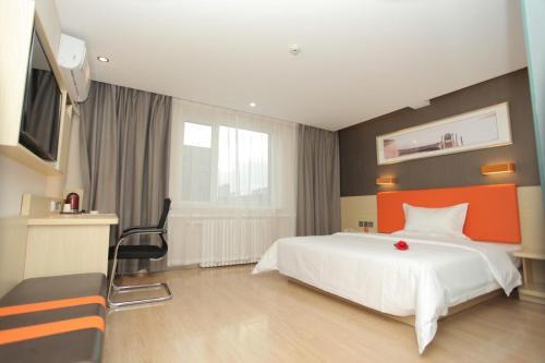 1 dormitorio con 1 cama, escritorio y TV en 7Days Premium Baoding Qingyuan Jianshe North Road Branch, en Baoding